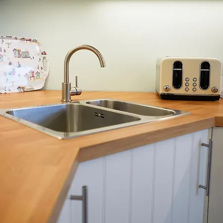 Leeward - Fantastic Two Bedroom Ground Floor * פילי